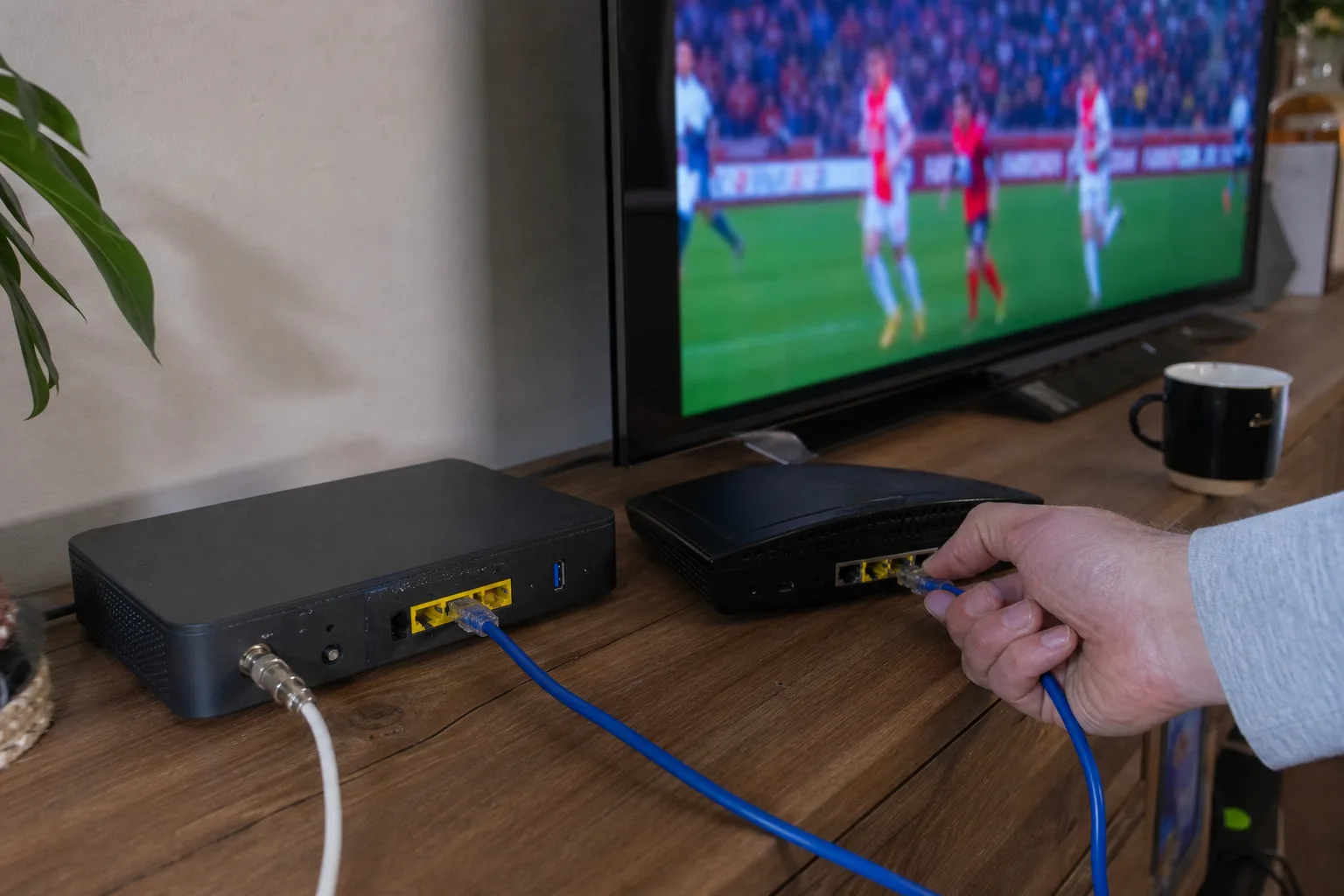Ziggo modem verbonden met eigen router via ethernetkabel in WAN‑poort